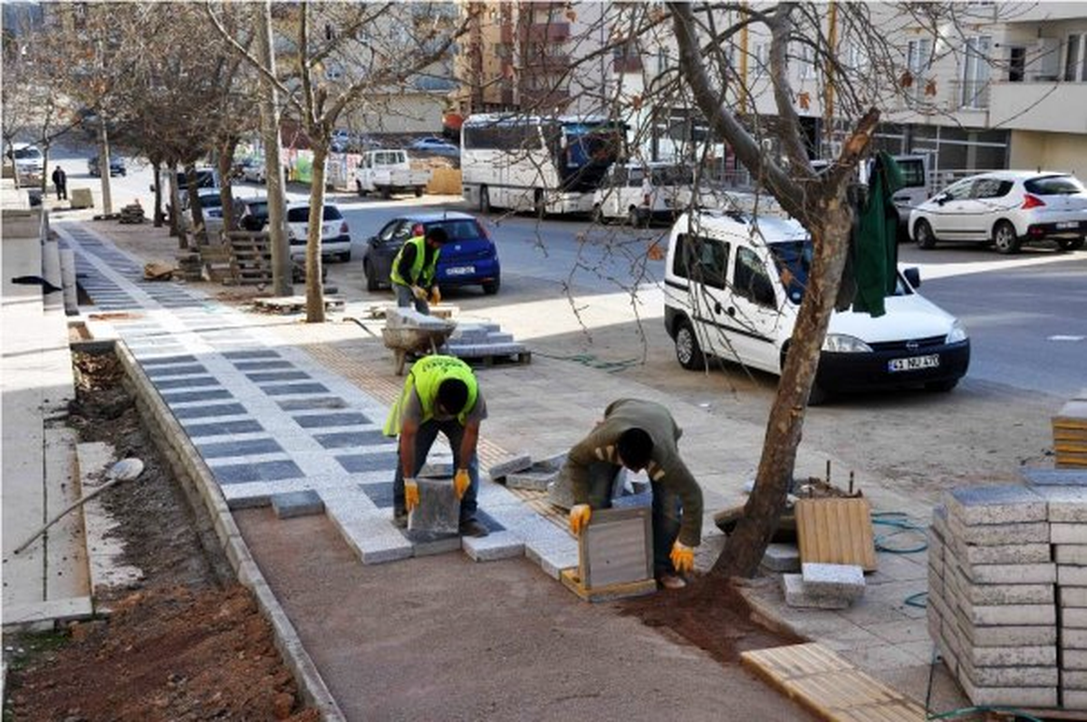 Ahmet Pembegüllü Caddesi\'nde Çalışmalar Sürüyor