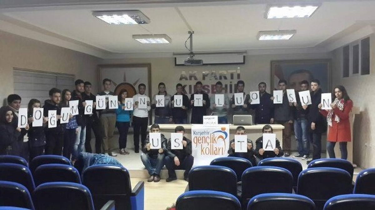 AK Parti Kırşehir Gençlik Kolları Başbakan\'ın Doğum Gününü \'Usta\' Yazılı Mesajla Kutladı