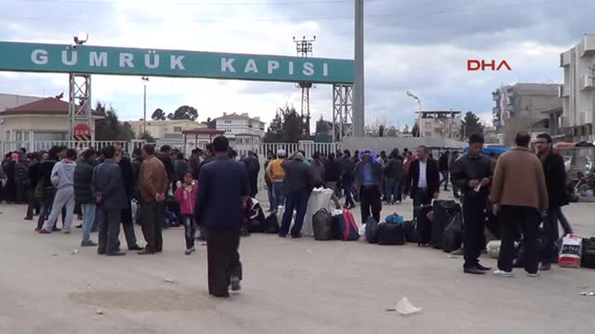 Akçakale\'de 300 Suriyeli Ülkelerine Döndü