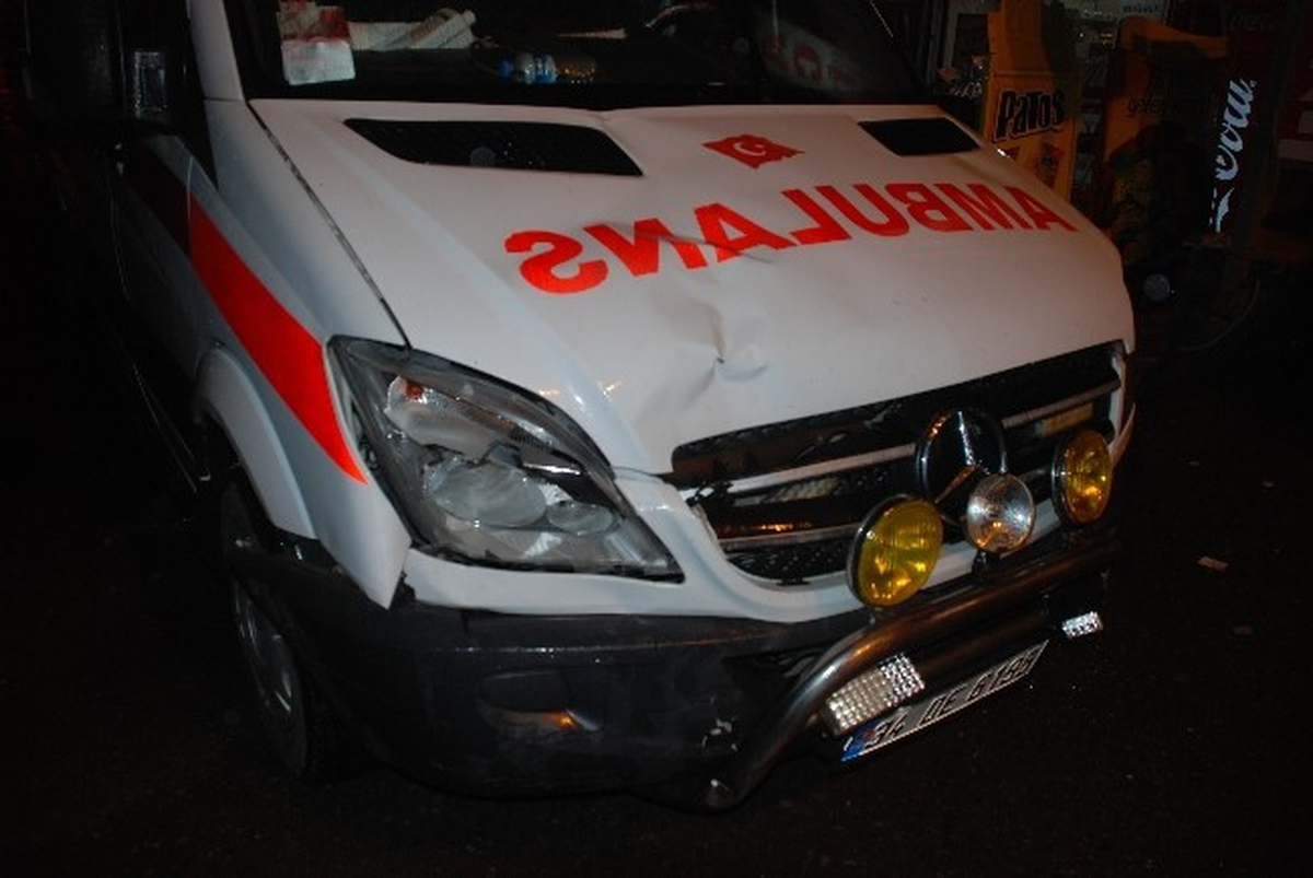 Ambulans Motosiklete Çarptı: 1 Yaralı