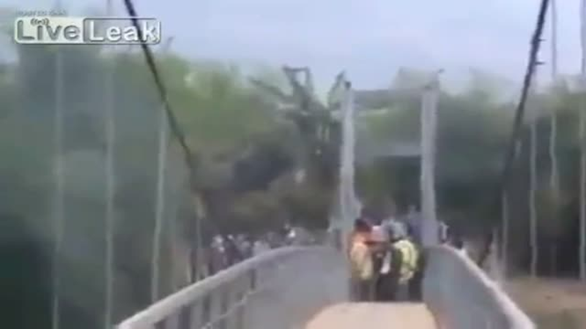 Asma Köprü Çöktü, Cenaze Konvoyu Uçuruma Yuvarlandı