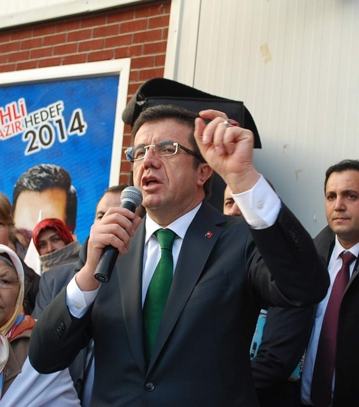 Bakan Zeybekci Salihli\'de Seçim Bürosu Açtı