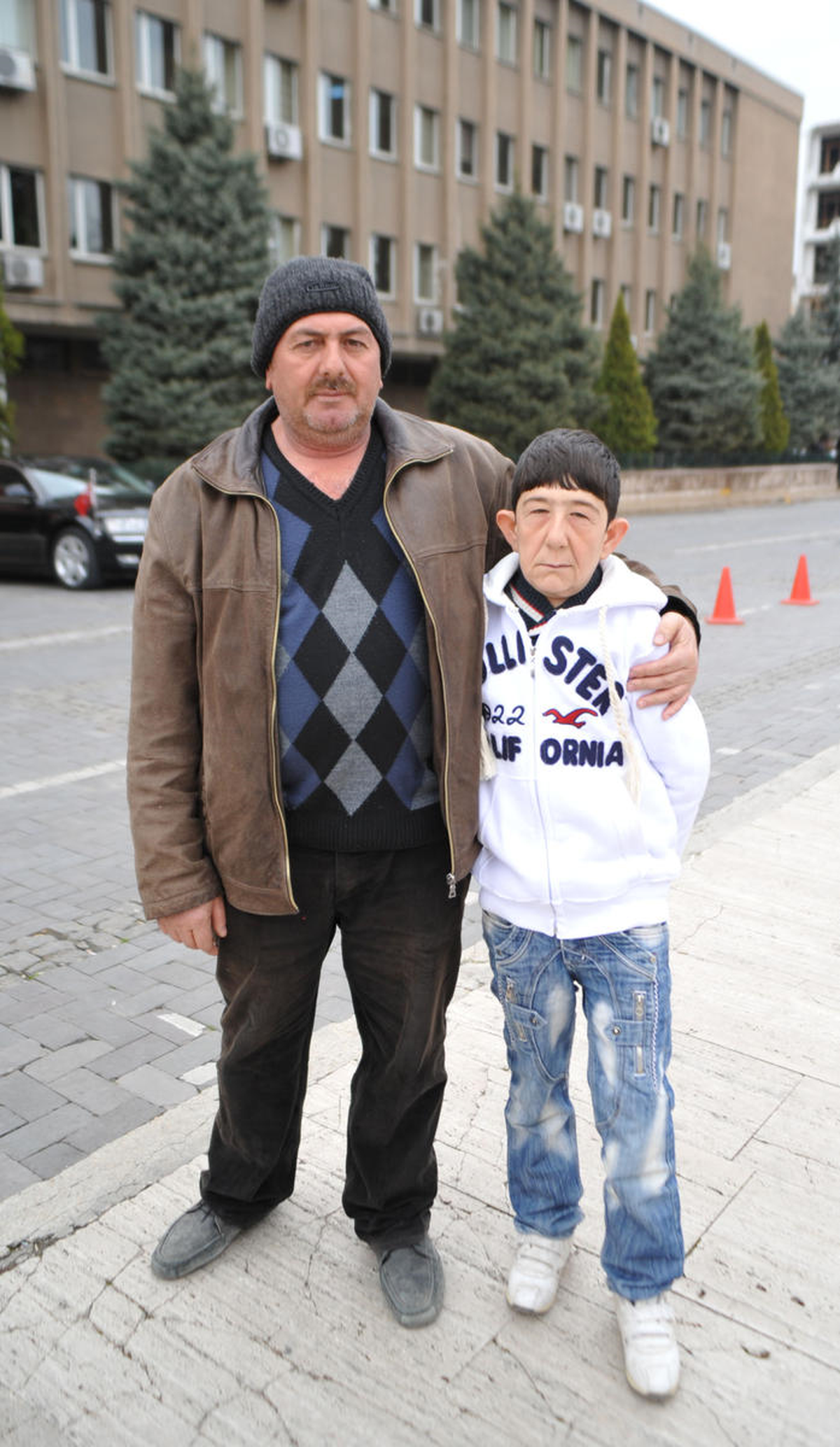 Başbakanı Görmek İçin Meydanda Bekliyor