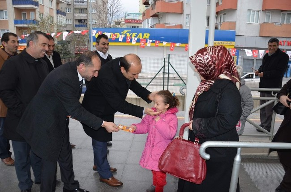 Başkan Adayı Edebali, Sabahın İlk Işıklarıyla Metroda Halkla Buluştu