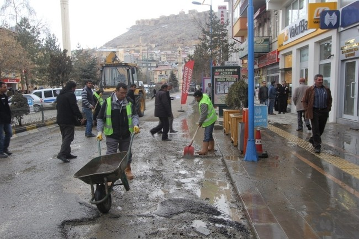 Bayburt\'ta Güzel Havalar Hizmete Dönüşüyor