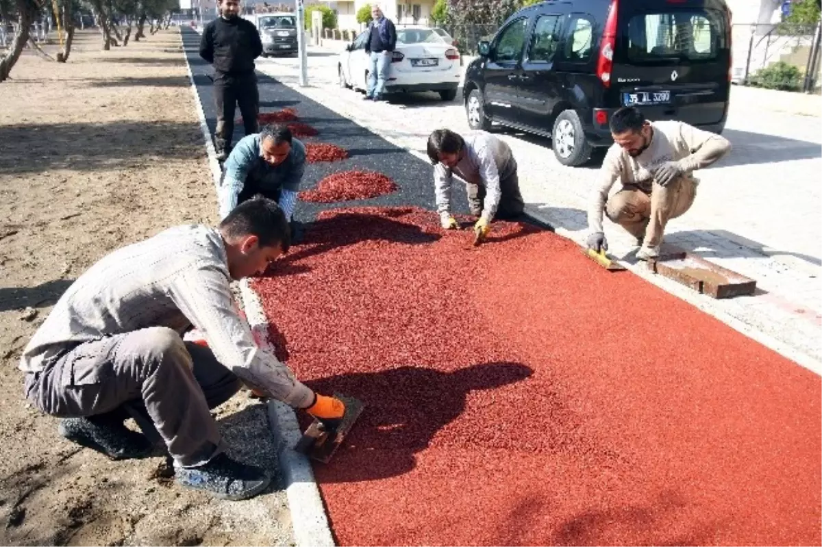 Bayraklı\'nın Parkları Gözkamaştırıyor