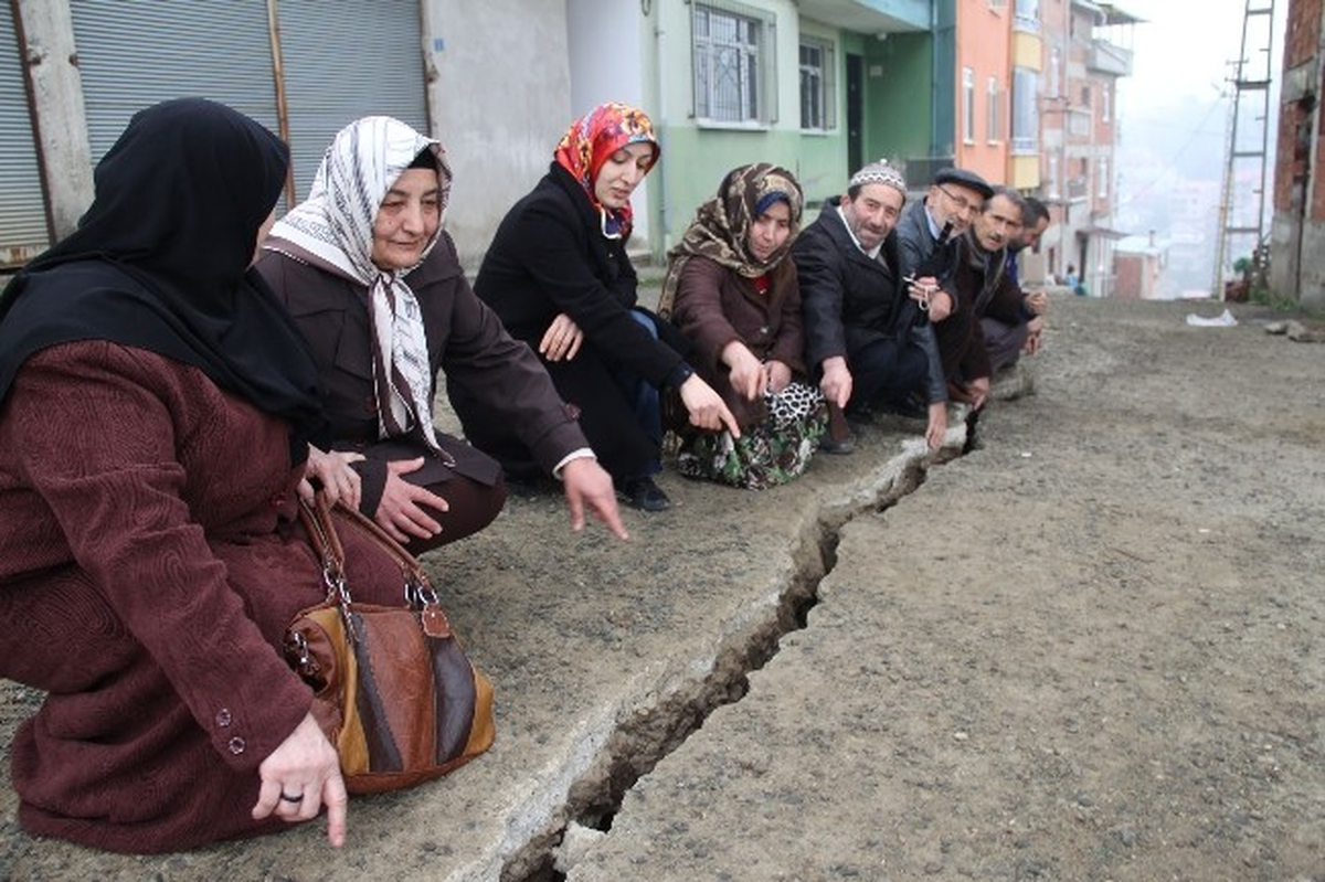 Bu Mahalle Kayıyor