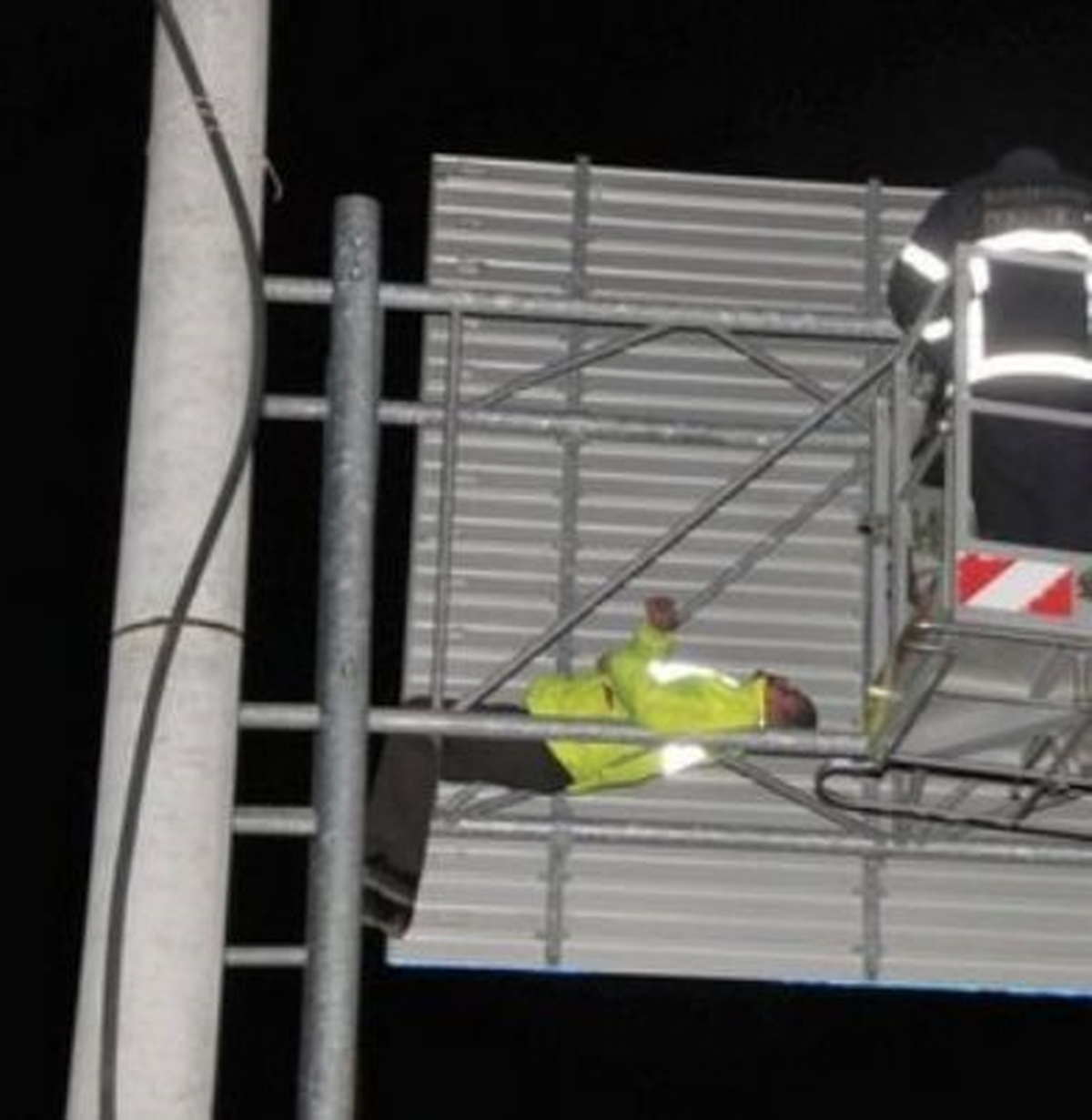 Çevreyolundaki Tabelaların Üzerine Çıktı, İtfaiye İndirdi