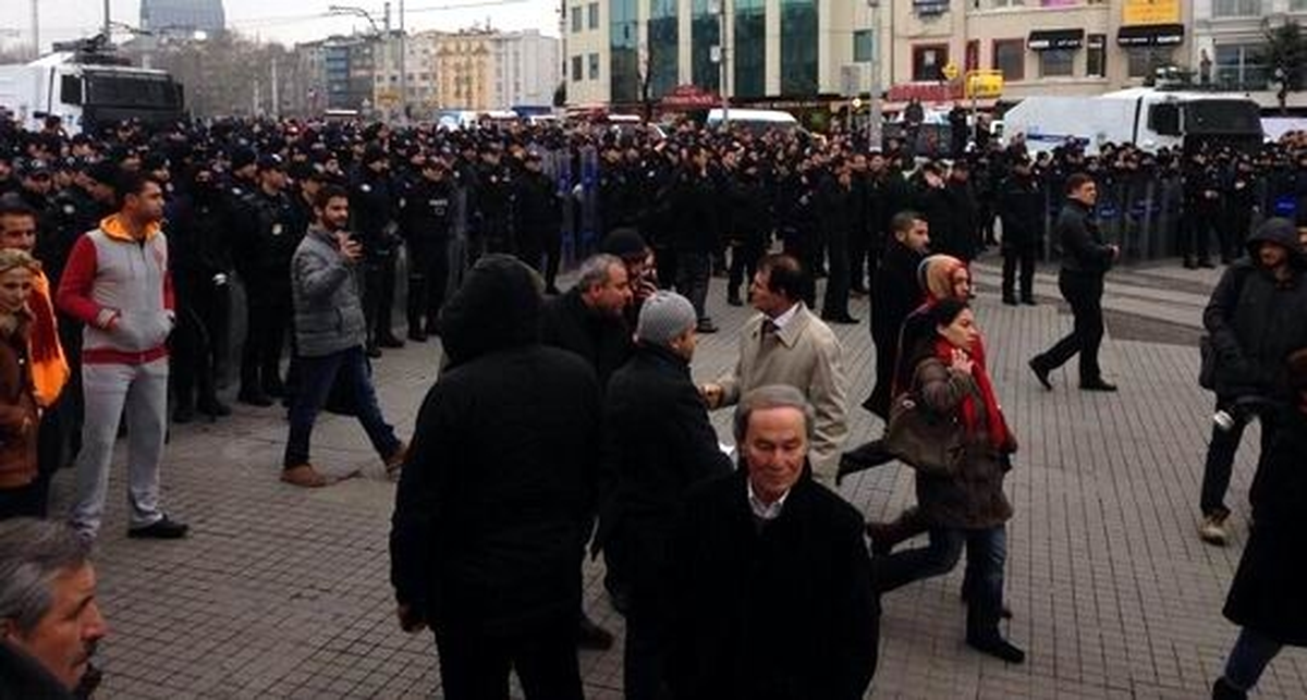 CHP\'lilerden Taksim\'de Yolsuzluk Protestosu
