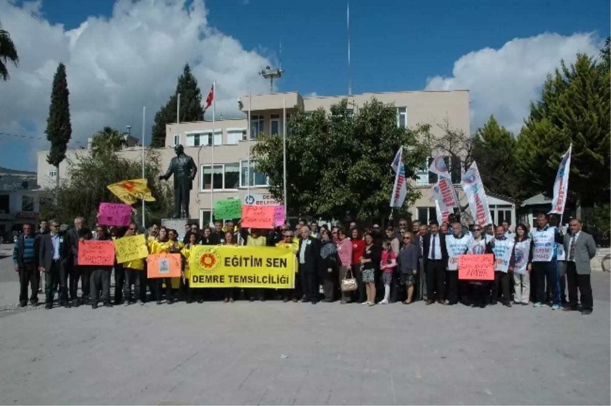 Demre\'de Öğretmenler Bir Gün İş Bıraktı