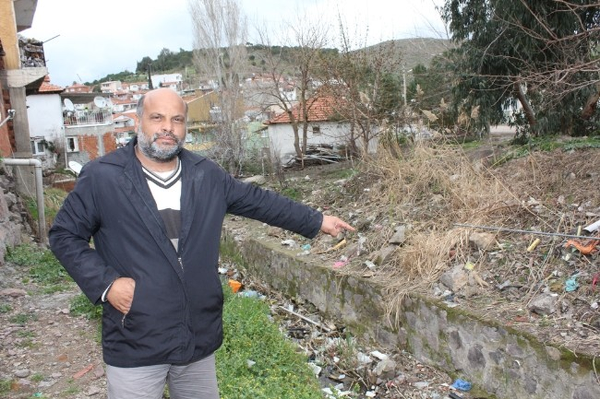 Dikili\'de Çöplüğe Dönen Su Kanalı Çevreyi Tehdit Ediyor