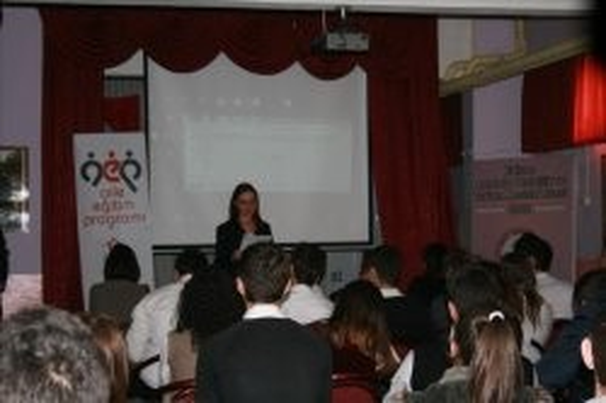 Edirne\'deki Lise Öğrencilerine Aile Eğitim Semineri Veriliyor