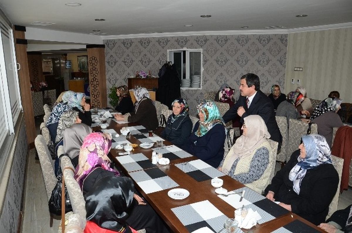 Eser, Kadınlarla Bir Araya Geldi