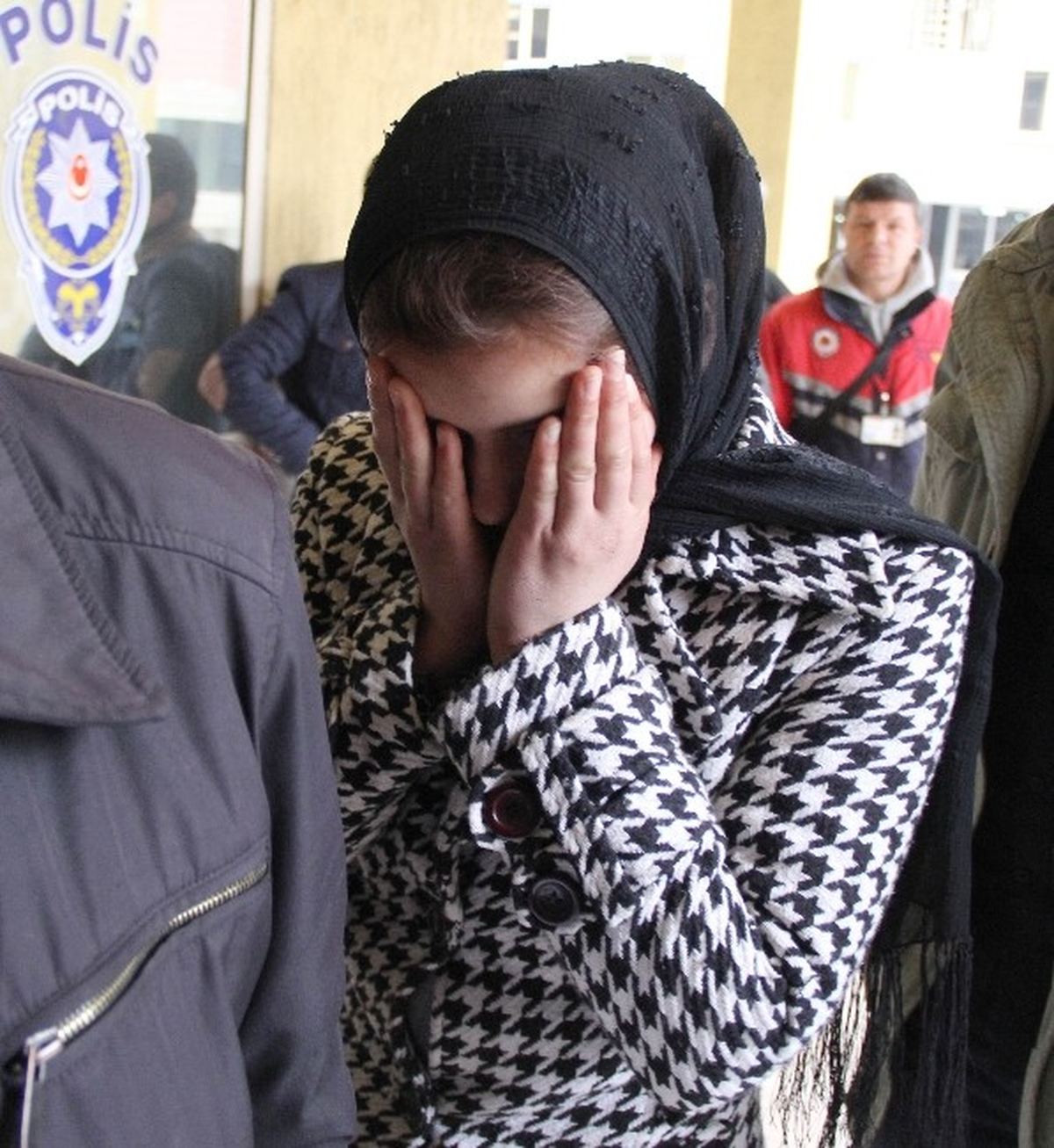Eve Girmek İsteyen Genç Kızları Vatandaşlar Yakaladı
