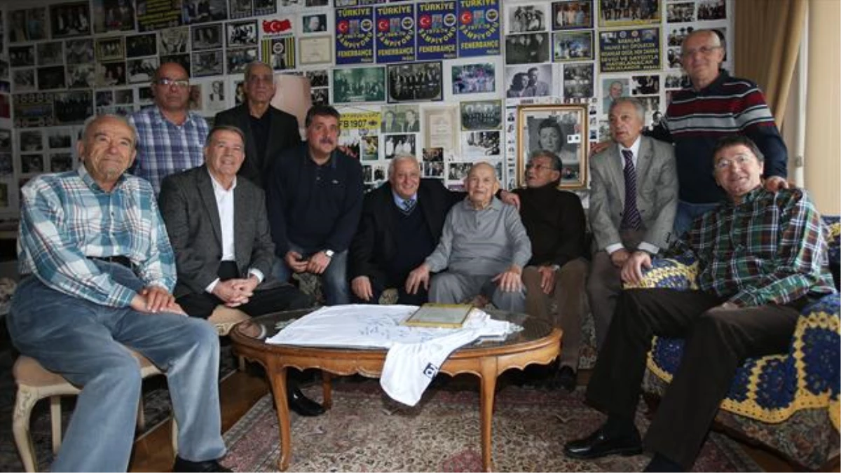 Fenerbahçe\'nin Eski Futbolcuları, Faruk Ilgaz\'ı Ziyaret Etti
