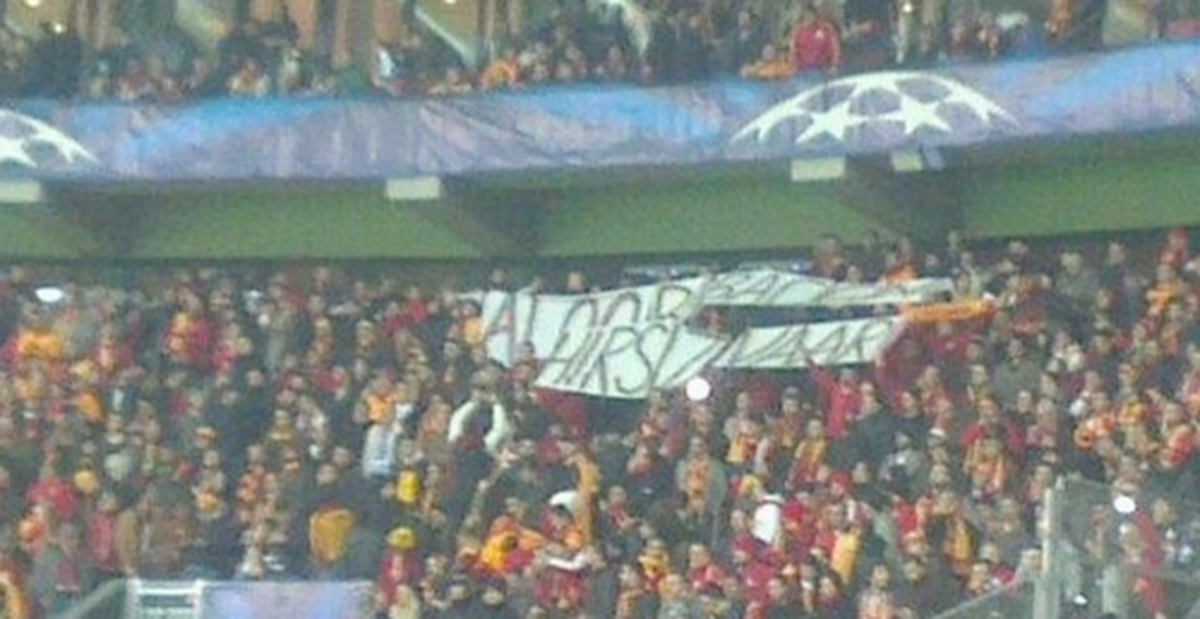 Galatasaray Tribünlerinde Yolsuzluk Protestosu