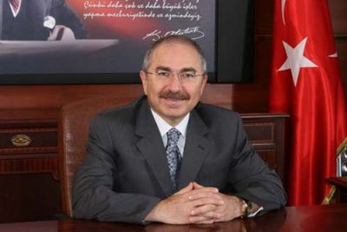 Gazetecilerden Vali Yaman\'a Sürpriz Doğum Günü Kutlaması