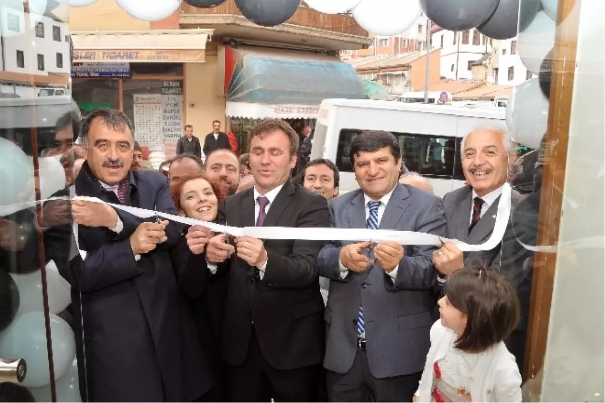Gümüşhane\'nin En Büyük Eşarp Mağazası Açıldı