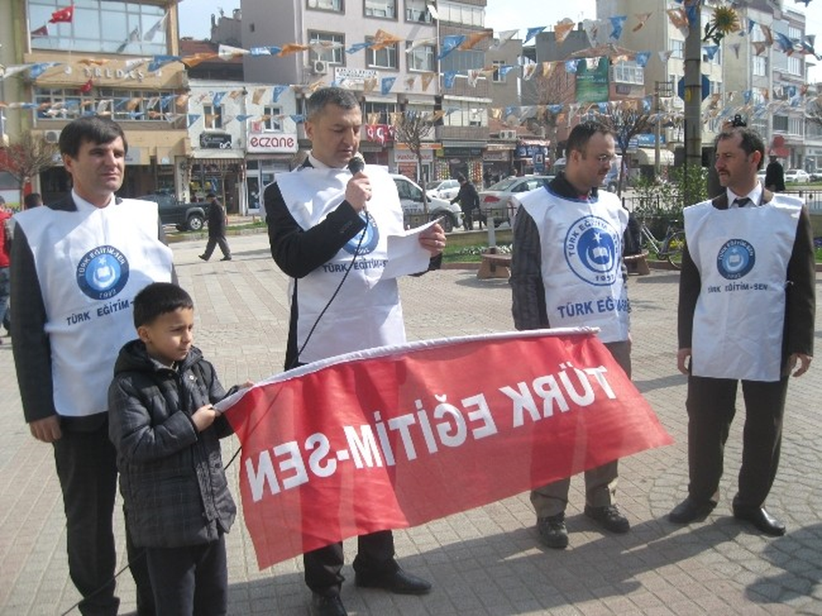 Hayrabolu\'da Türk Eğitim-Sen ve Kesk\'e Bağlı Öğretmenler MEB Yasa Tasarısını Protesto Etti