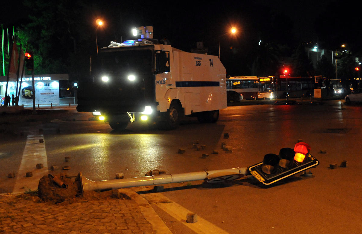 İzmir\'deki İzinsiz Gösteriye 9 Gözaltı
