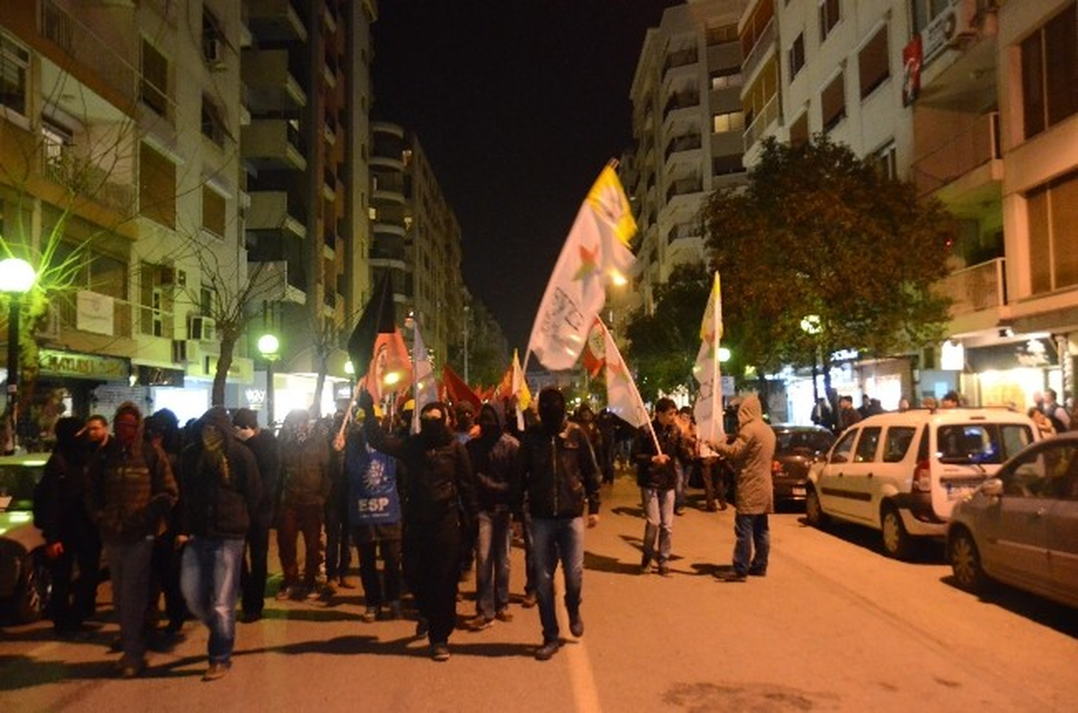 İzmir\'de İzinsiz Gösteriye 9 Gözaltı