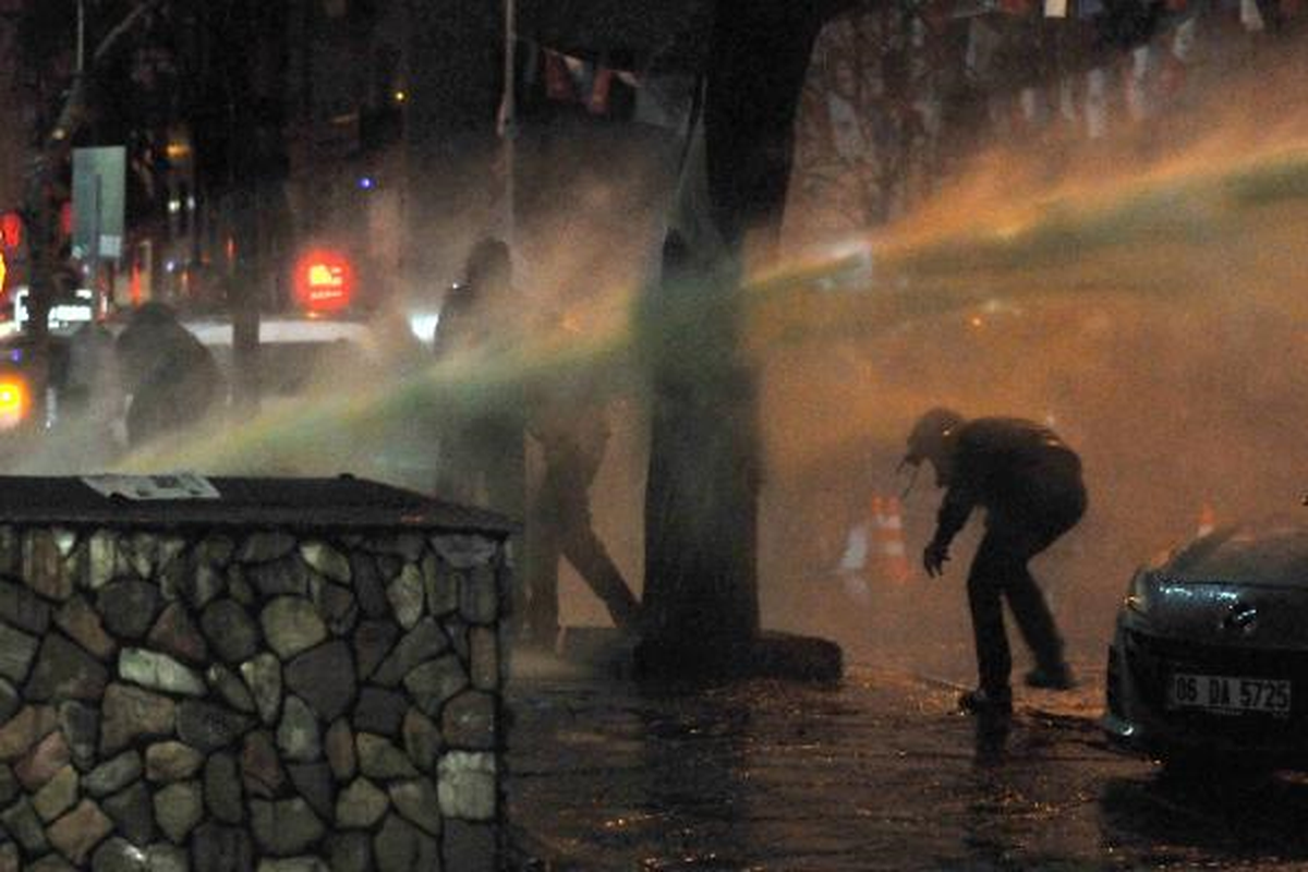 İzmir\'de Ses Kaydı Protestosuna Polis Müdahalesi
