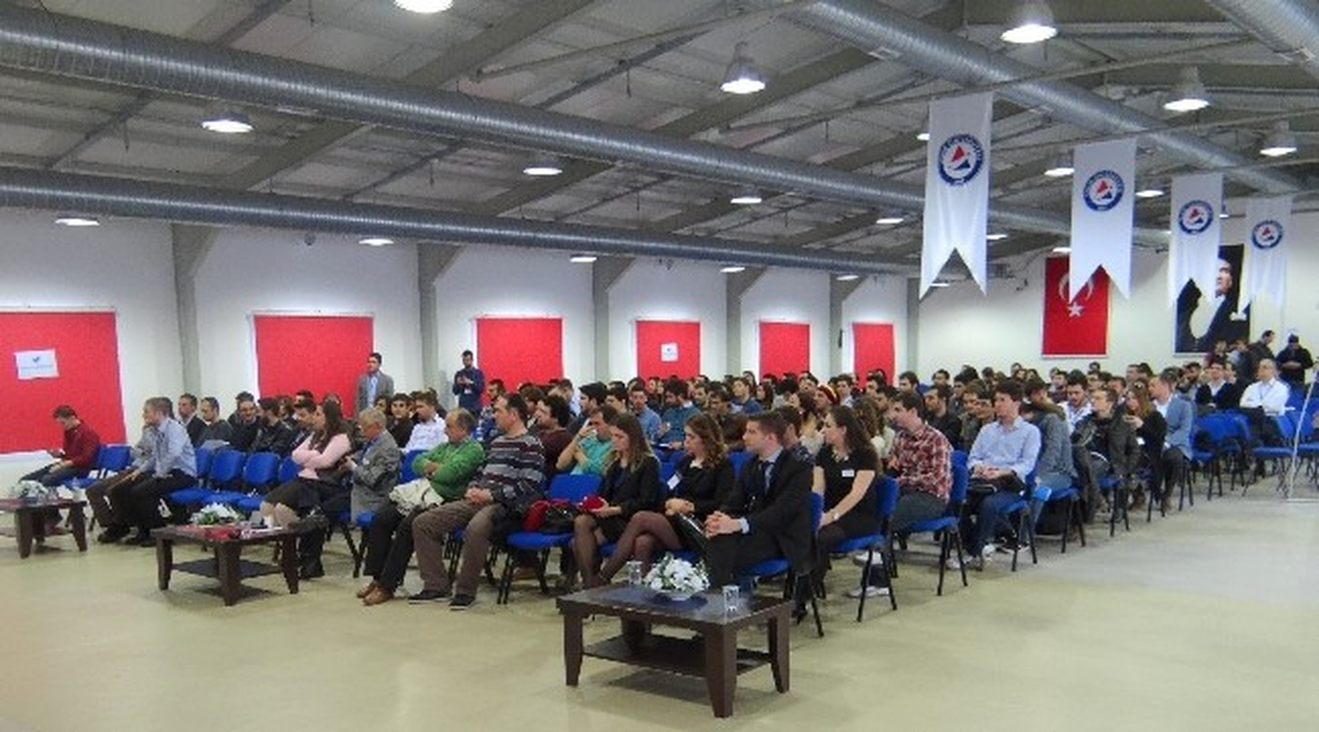 İzmir Üniversitesi Öğrencileri \'Bilişimde Kariyer\'de Buluştu
