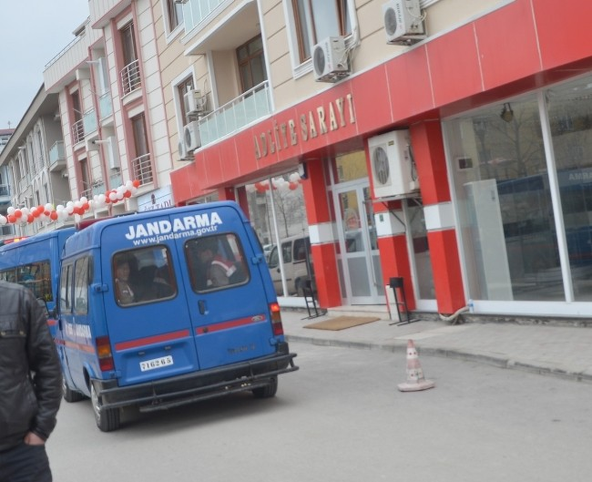 Gemlik\'te Esrar Operasyonu: 8 Gözaltı