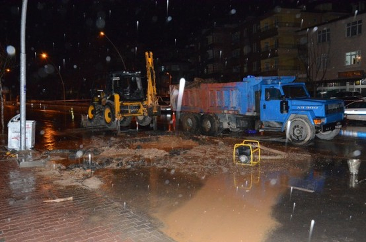 Karaman\'da Patlayan Doğalgaz Borusu Paniğe Neden Oldu