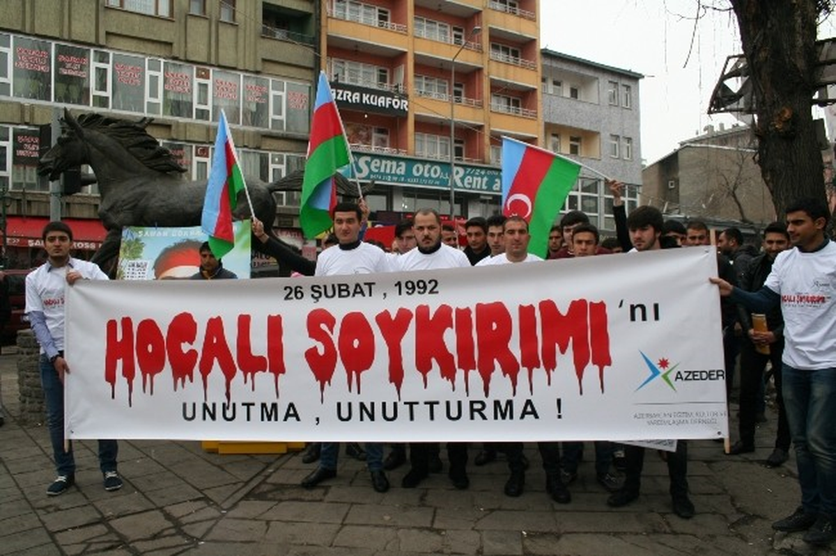 Azerbaycanlı Öğrenciler Hocalı\'da Yapılan Soykırımı Kınadı