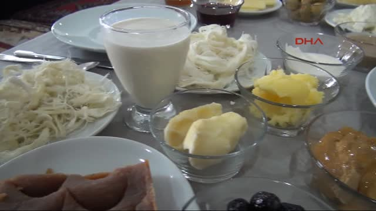 Kars\'ta İki Kızıyla İşletmecilik Yapıyor