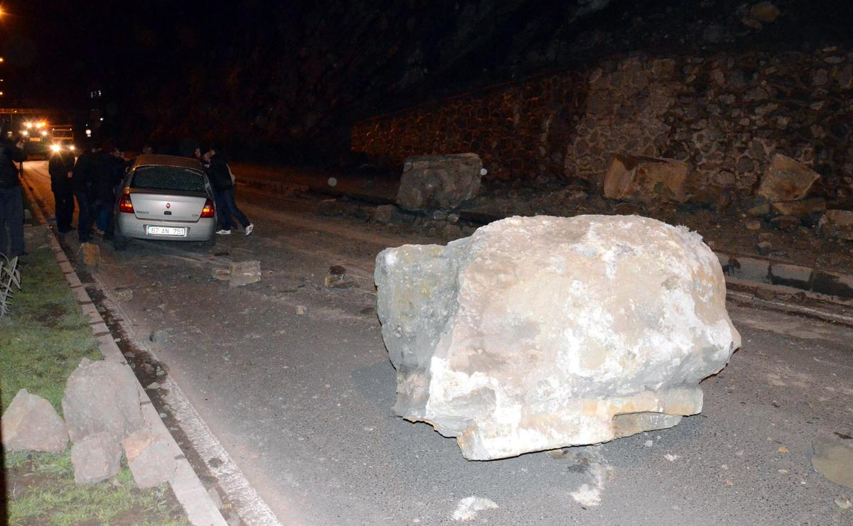 Kaya Parçaları Otomobilin Üstüne Düştü