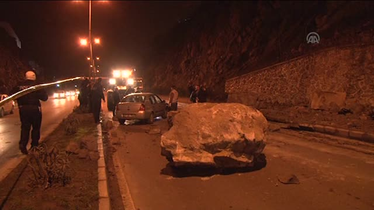 Zonguldak\'ta Kaya Parçaları Trafiği Aksattı