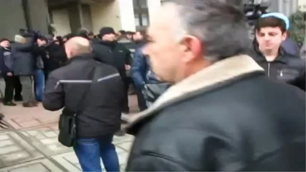 Kırım\'da Gösteri Yapan Tatarlar ve Ruslar Arasında Kavga