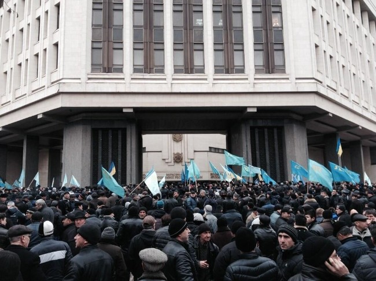 Kırım\'da Yüzlerce Tatar, Meclis Önünde Rusya\'yı Protesto Etti