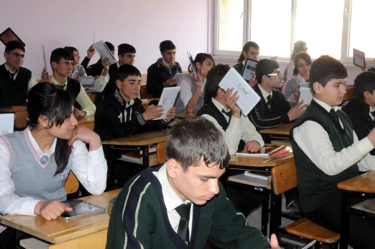 Kumluca\'da Öğrencilere Tablet Bilgisayar Dağıtıldı