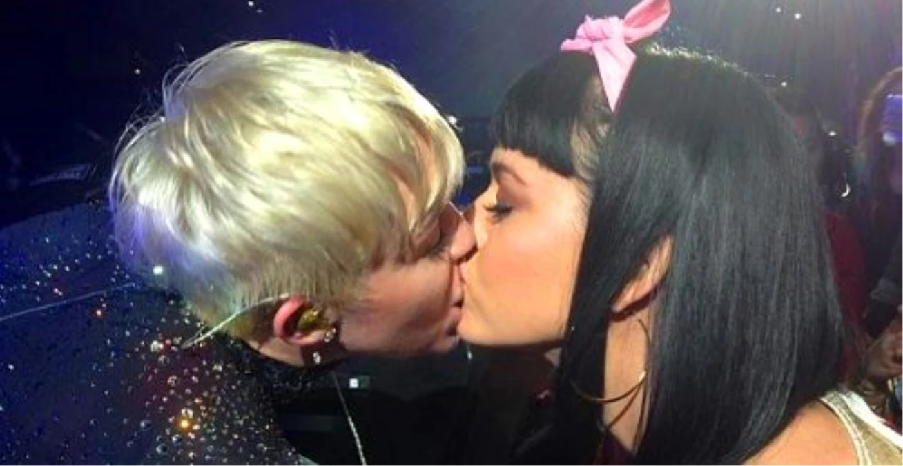 Miley Cyrus Katy Perry\'i Sahnede Öptü
