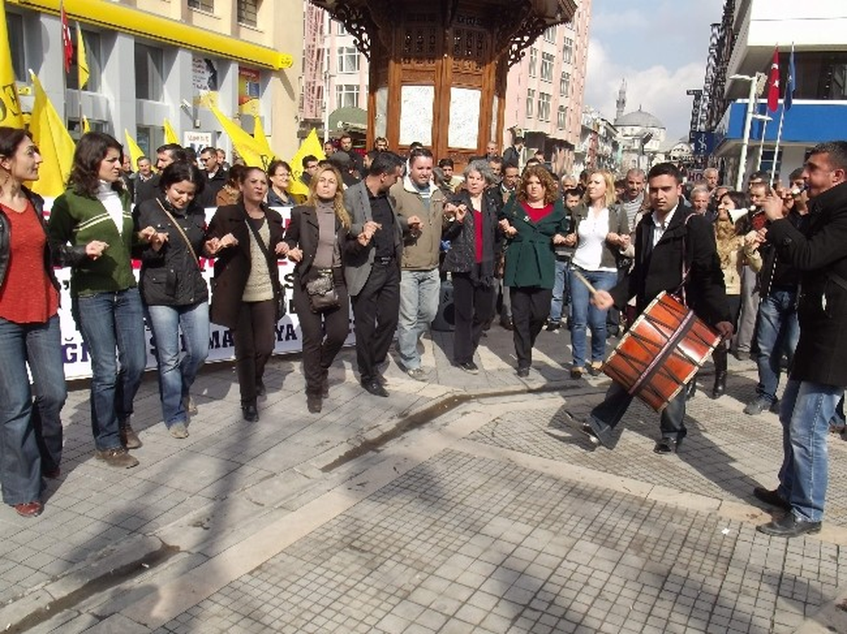 Milli Eğitim Yasa Tasarısına Davullu Zurnalı Protesto
