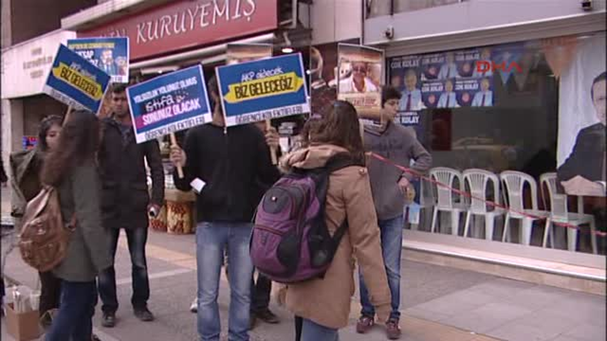 Öğrencilerden AK Parti Seçim Bürosu Önünde Yolsuzluk Protestosu