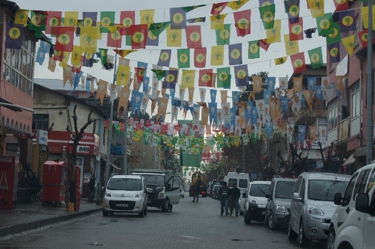 Parti Bayrakları Mobese\'leri Kapadı