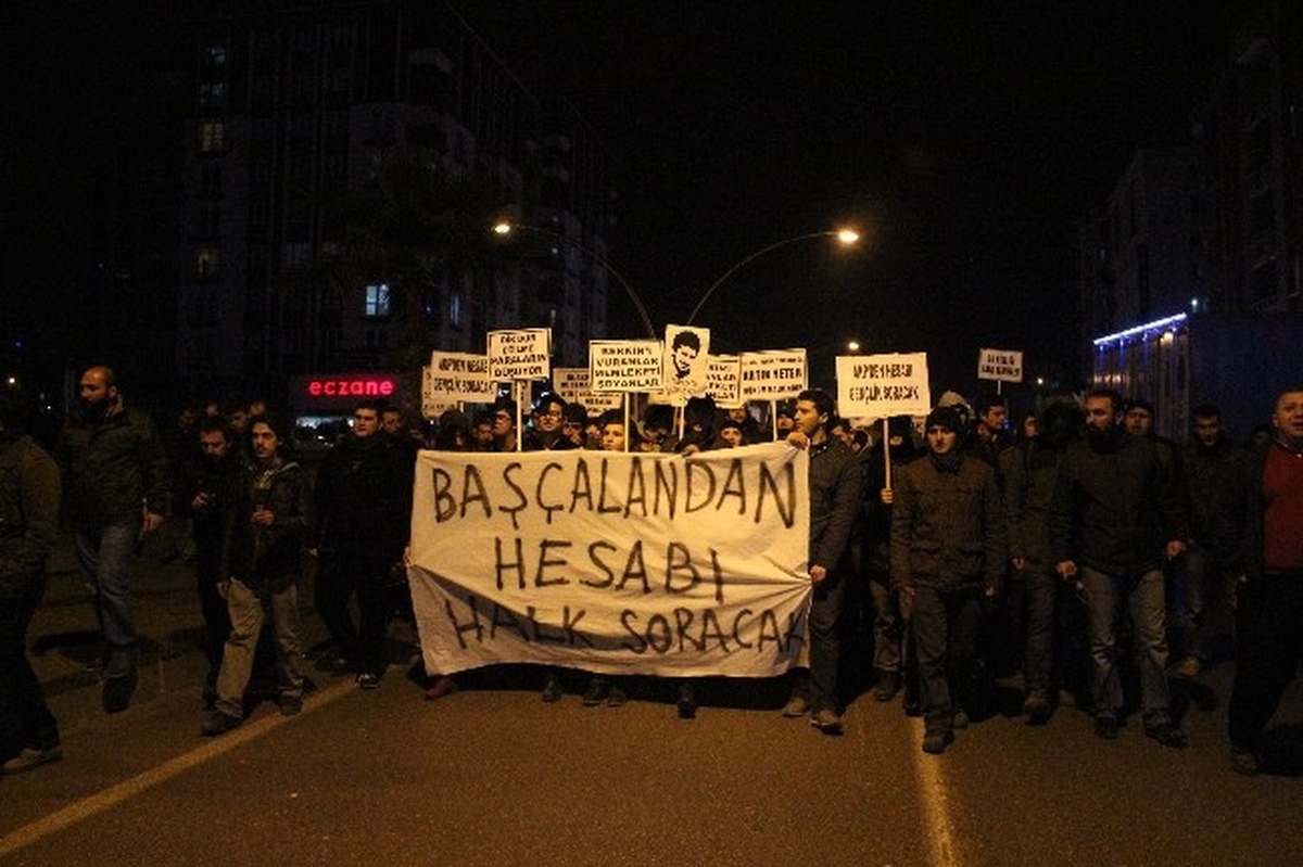 Samsun\'da Bir Grup, AK Parti İlçe Binasına Yürüdü