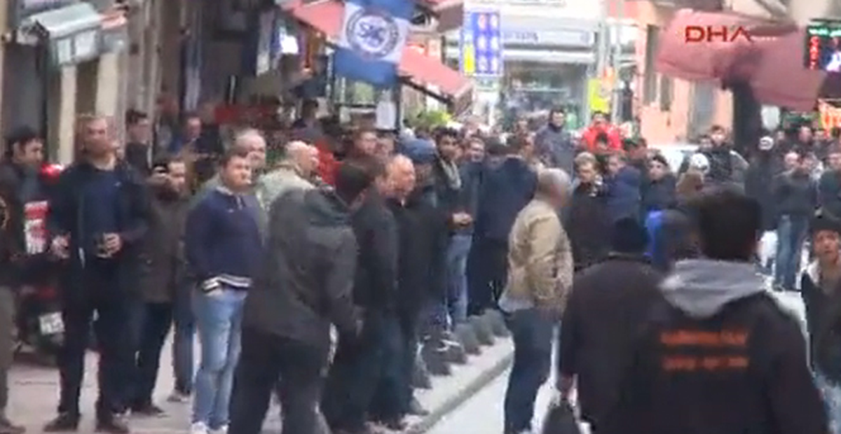 Taksim\'de Galatasaray İle Chelsea Taraftarı Tartıştı