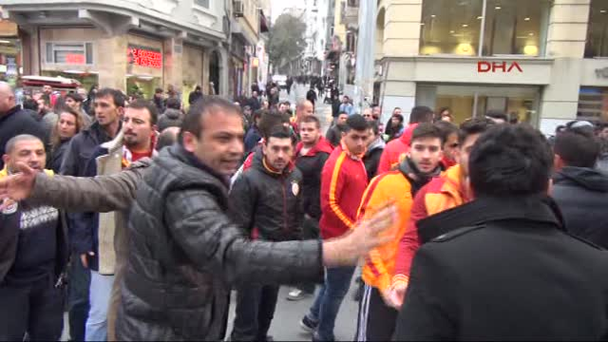 Taksim\'de Galatasaray ve Chelsea Taraftarı Arasında Gerginlik