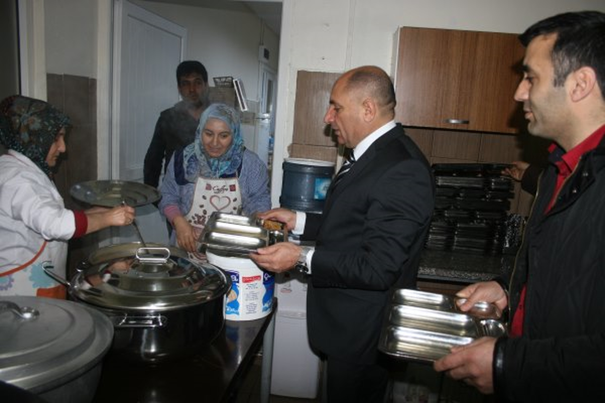 Tarhan İşçilerle Yemek Yedi