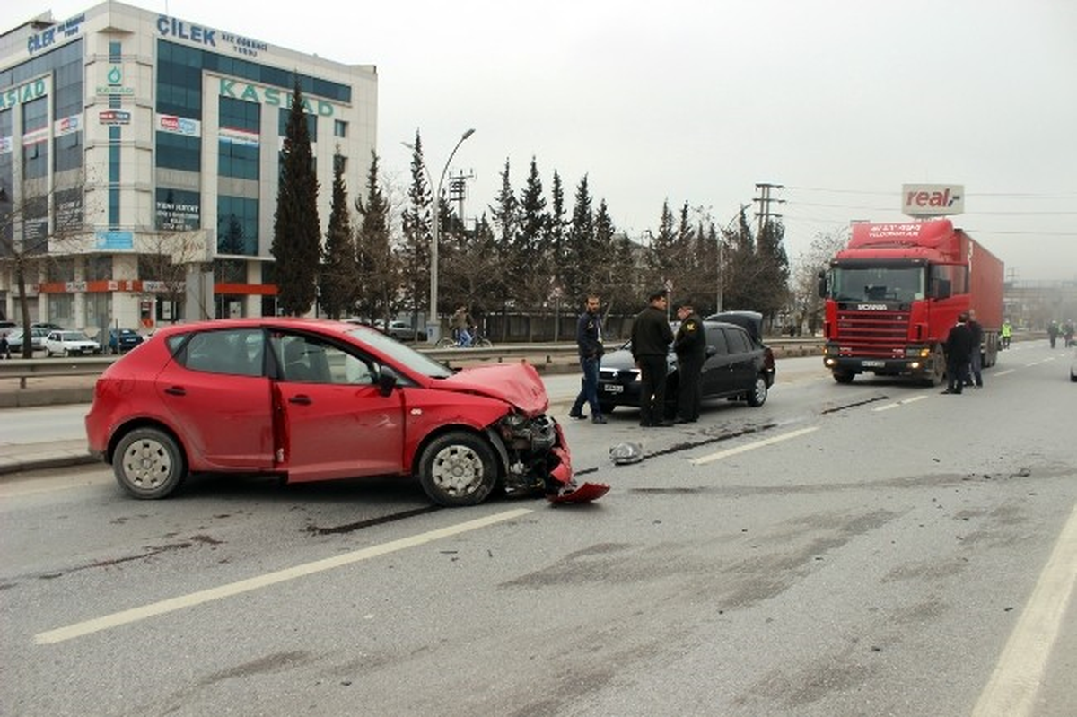 İzmit\'te Teslim Olmaya Giderken Kaza Yaptı
