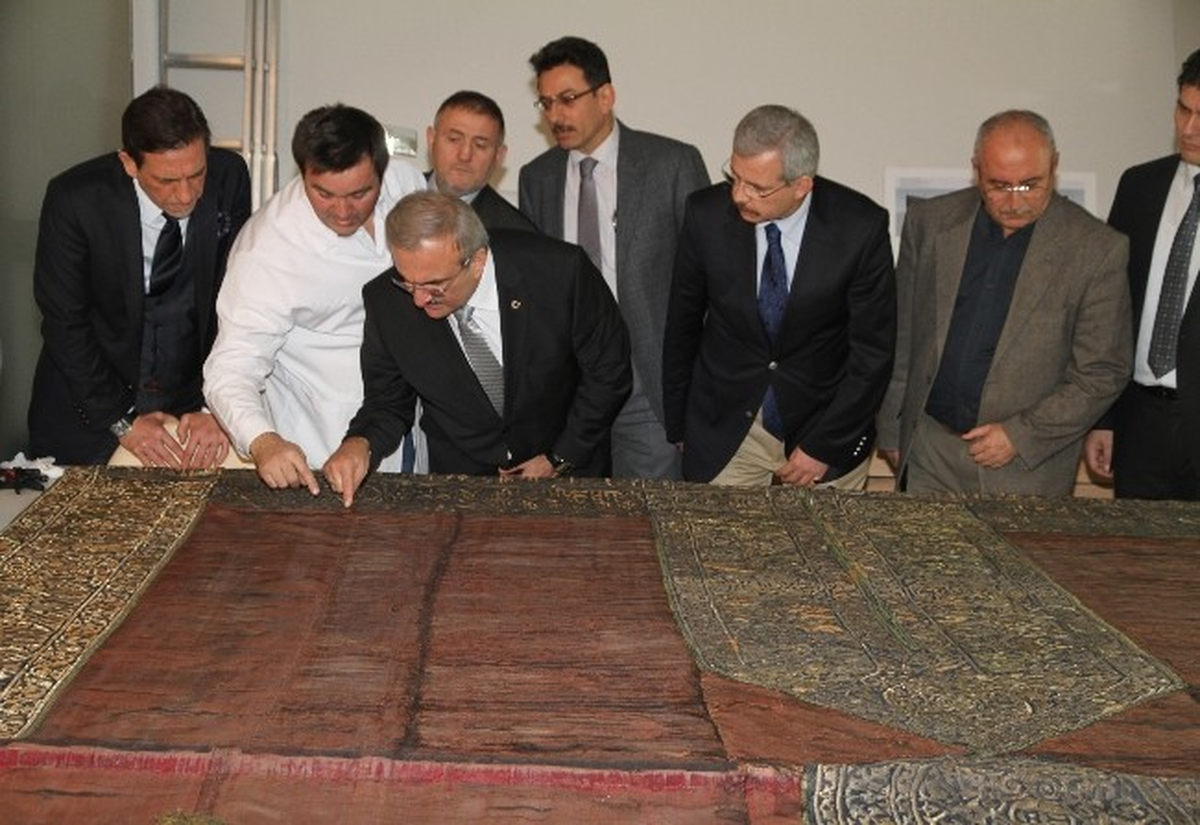 Ulucami\'nin 5 Asırlık Kabe Örtüsü Camekanda Sergilenecek