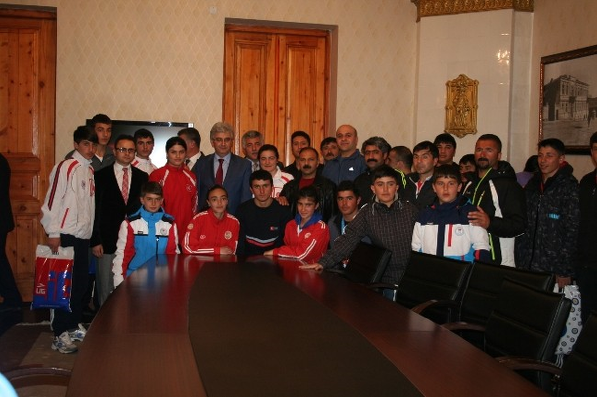 Vali Eyüp Tepe Başarılı Sporcuları Ödüllendirdi