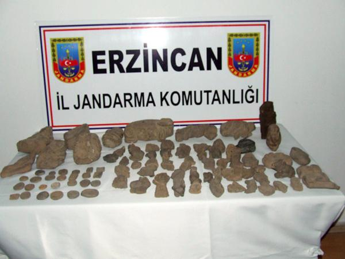 Yolcu Otobüsündeki Yatak İçinden 132 Parça Tarihi Eser Çıktı