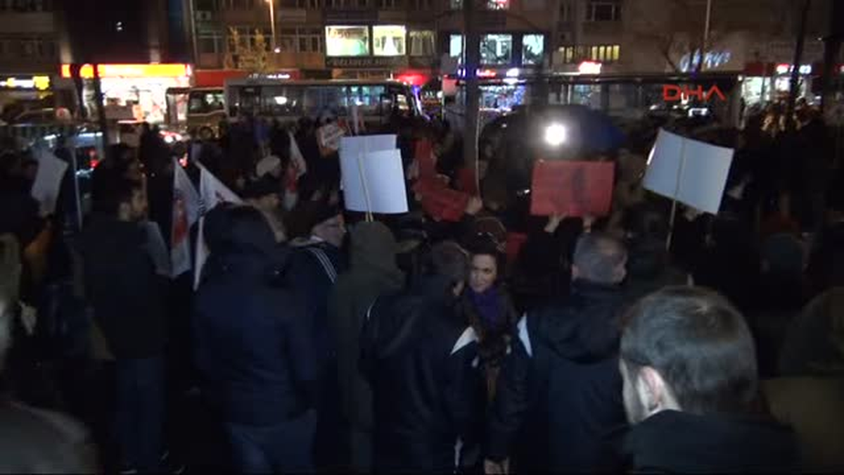 Yürüyüş Yapanlara Aldırmadan Çöpte Yiyecek Aradı