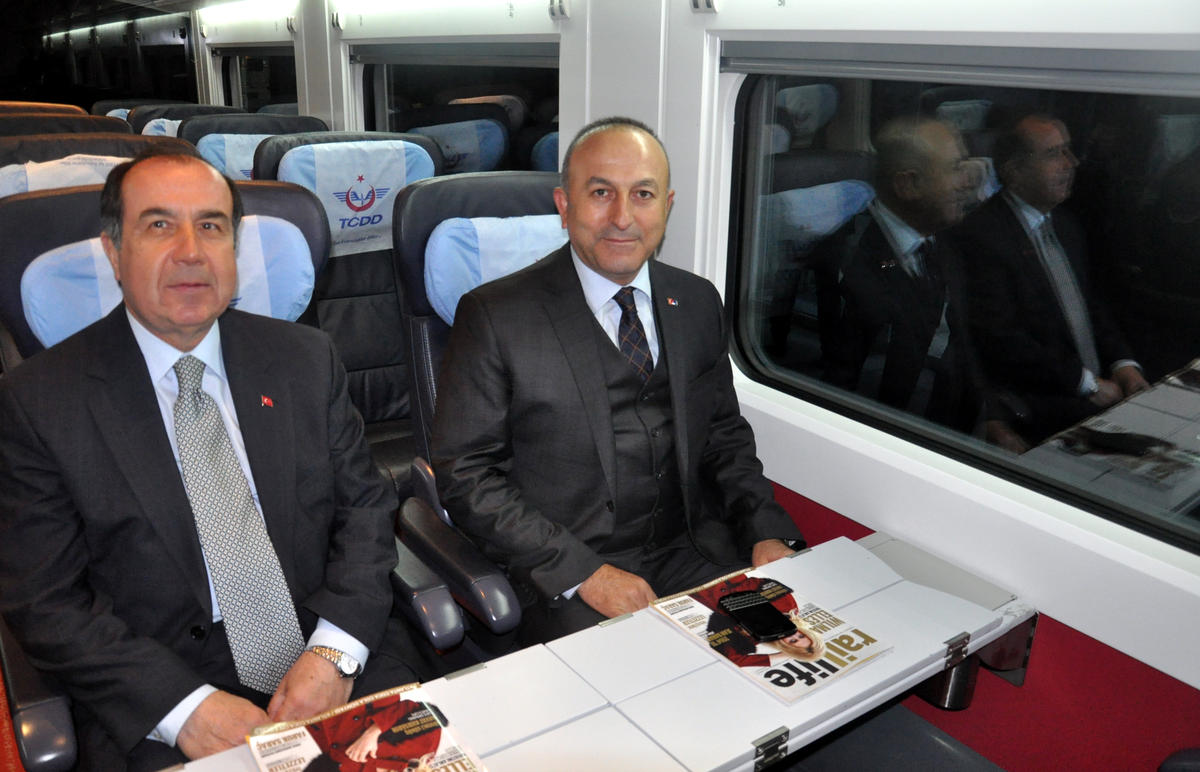 AB Bakanı Çavuşoğlu\'na Es-Es Forması Hediye Edildi